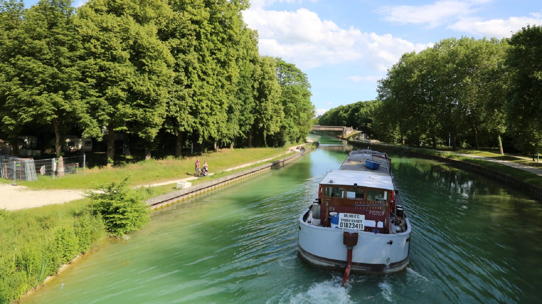 Peniche sur le canal a Chalons-en-Champagne