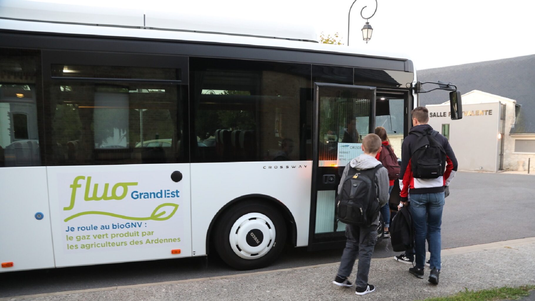 Eleves montant dans le bus scolaire Fluo GE roulant au bioGNV (gaz vert produit par les agriculteurs des Ardennes)