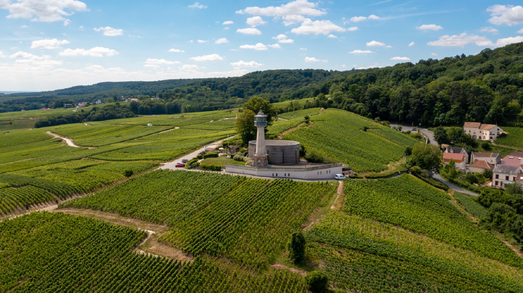 Phare de Verzenay (51) - vue aerienne sur le vignoble - montagne de Reims