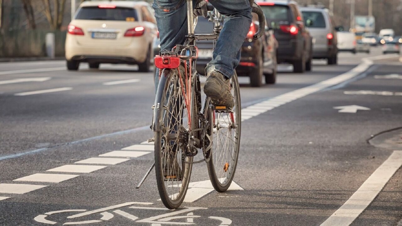 Cycliste sur une piste cyclable en ville - Securite routiere