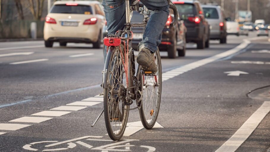 Cycliste sur une piste cyclable en ville - Securite routiere