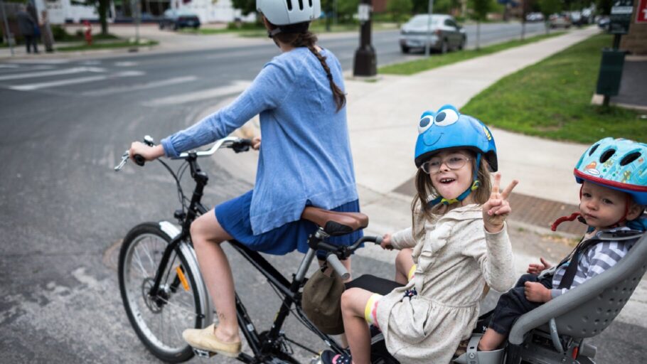 Promenade cycliste - Maman roulant sur un velo electrique ? - Enfants portant un casque