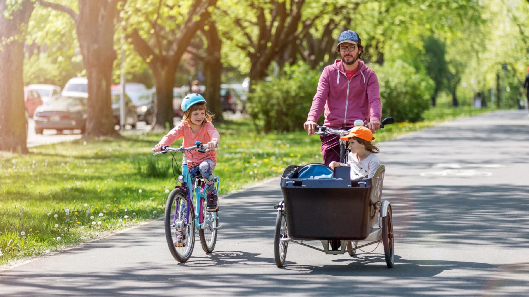 Papa en velo cargo et petite fille sur son velo