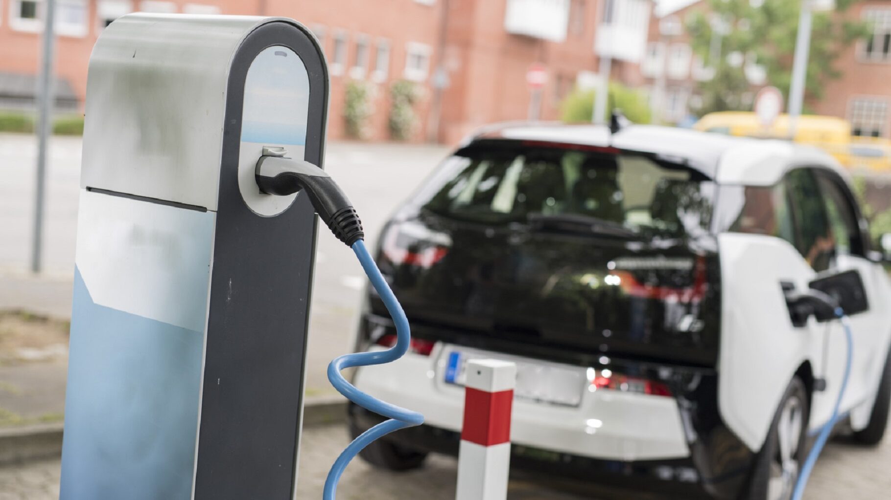 Voiture electrique en charge a une borne