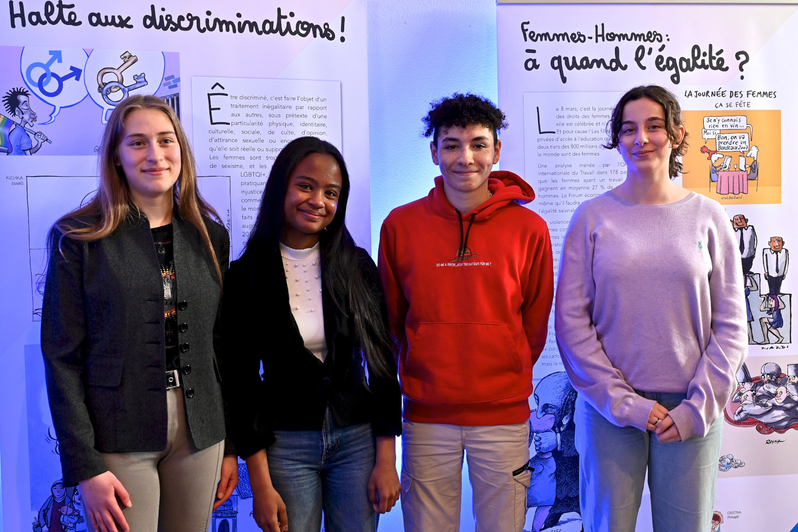 Cloture de la 18eme edition du Mois de l'Autre au lycee Stanislas de Villers les Nancy le jeudi 31 mars 2022 - jeunes devant panneaux Halte aux discriminations - A quand l'egalite hommes - femmes