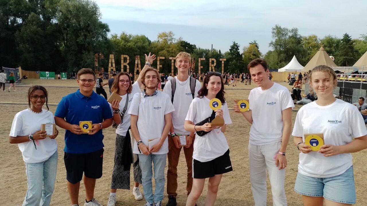 Distribution de protection de gobelet au Cabaret Vert