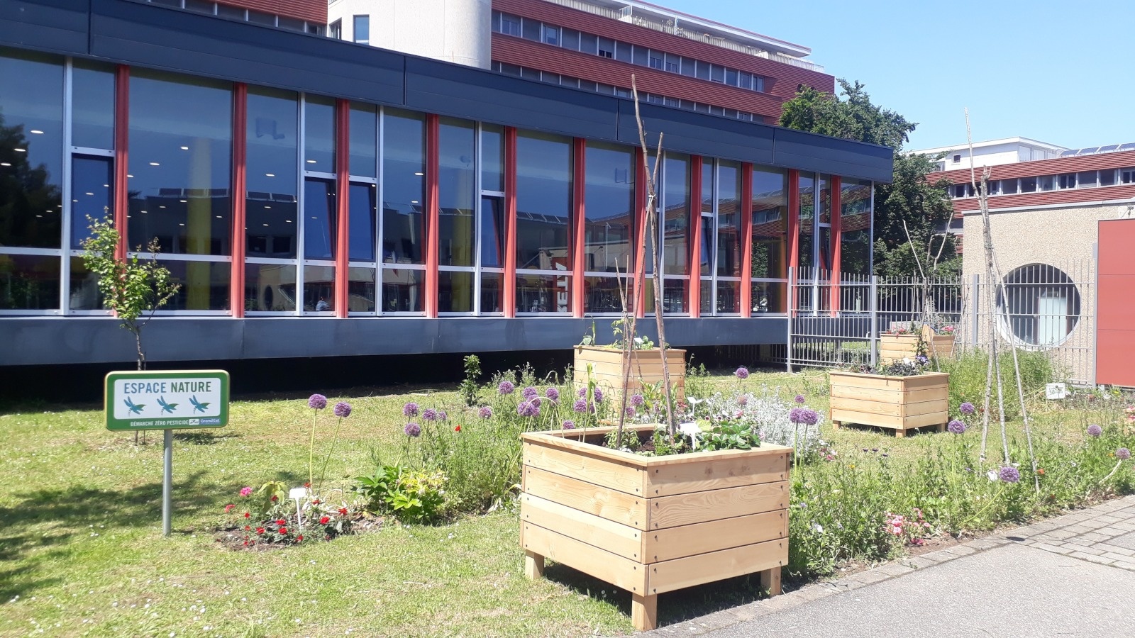 Batiment du lycee Blaise Pascal a Colmar - developpement durable - Projet Mon lycee se met au vert