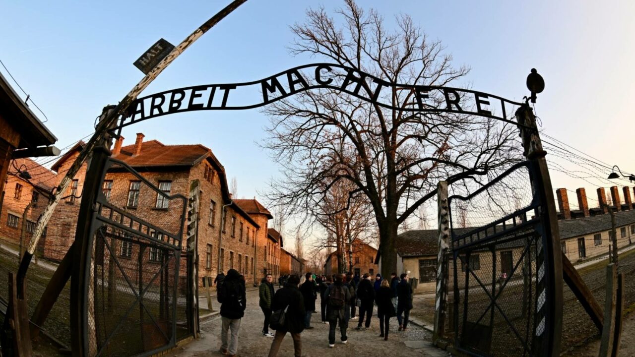 Journée d’étude au camp d’Auschwitz : la Région agit contre l’antisémitisme