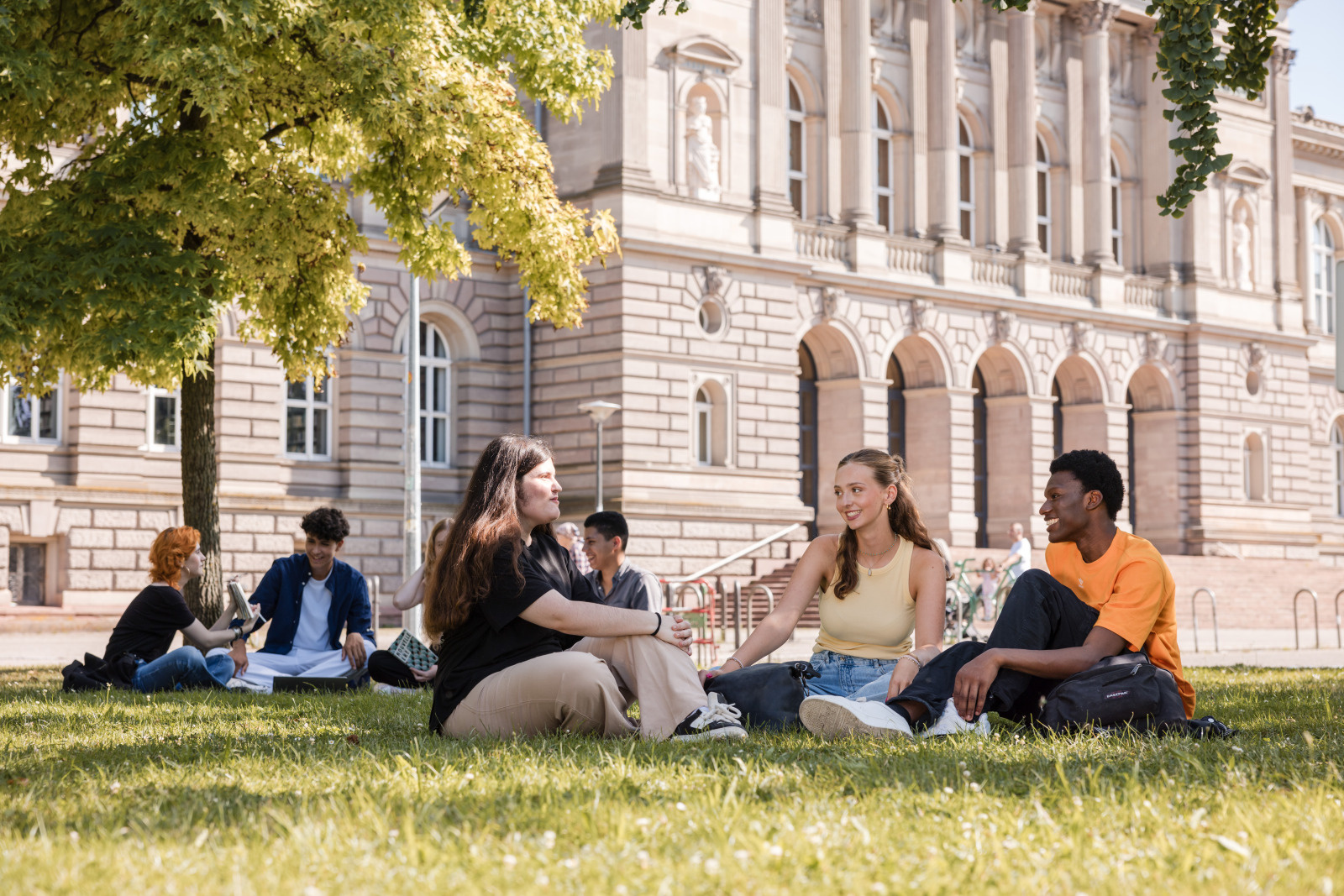 Shooting Ambassadeurs a Stg le 22 aout 2024 - Groupe de jeunes / etudiants assis dans l'herbe devant l'Universite