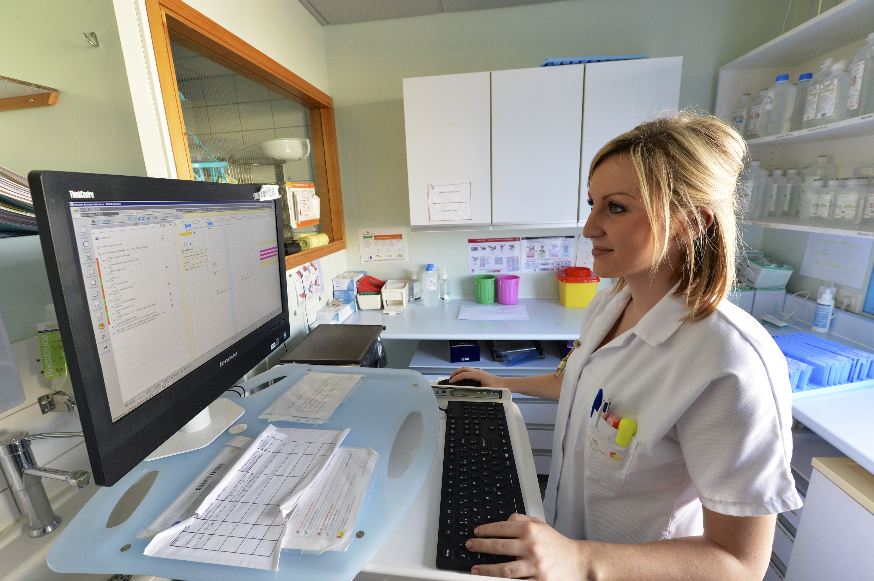 Jeune infirmiere en formation devant un ordinateur a l'IFMS de Mulhouse formations sanitaires et sociales