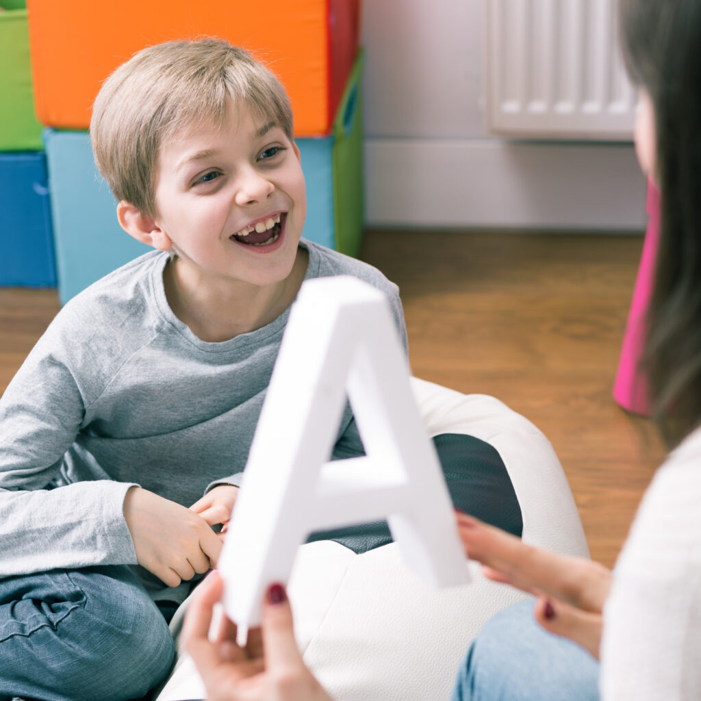 enfant chez un orthophoniste